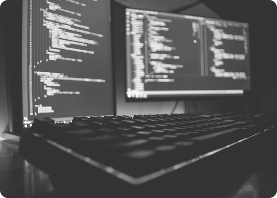 Imagen de un teclado y una pantalla de computadora en el fondo.