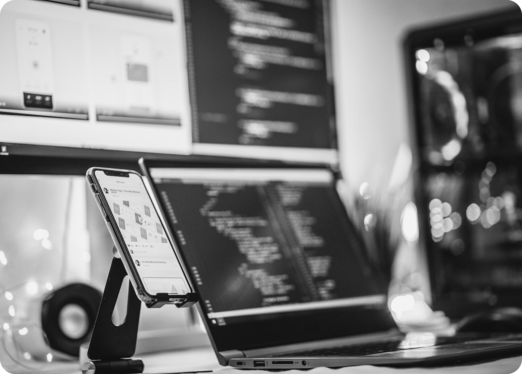 Imagen de un teclado y una pantalla de computadora en el fondo.